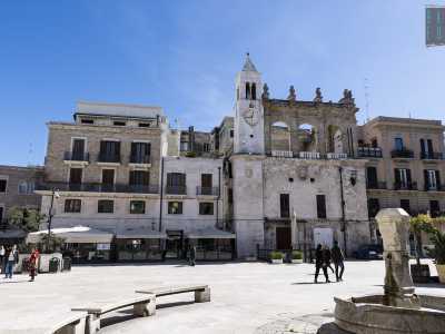 Di fronte al Sedile si trova un�antica fontana pubblica costruita da Pompeo Giordano nel 1622: � detta anche �della pigna� perch� originariamente sormontata da una pigna in bronzo